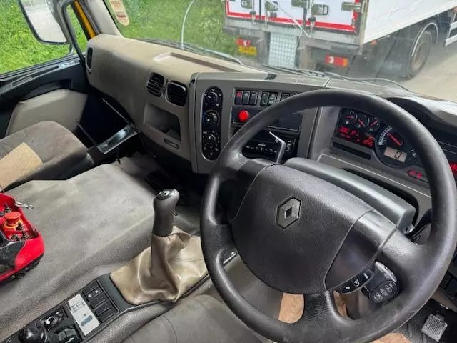 2007, Renault Premium 320, 6x2 26ft Flatbed Truck With Crane - Image 2