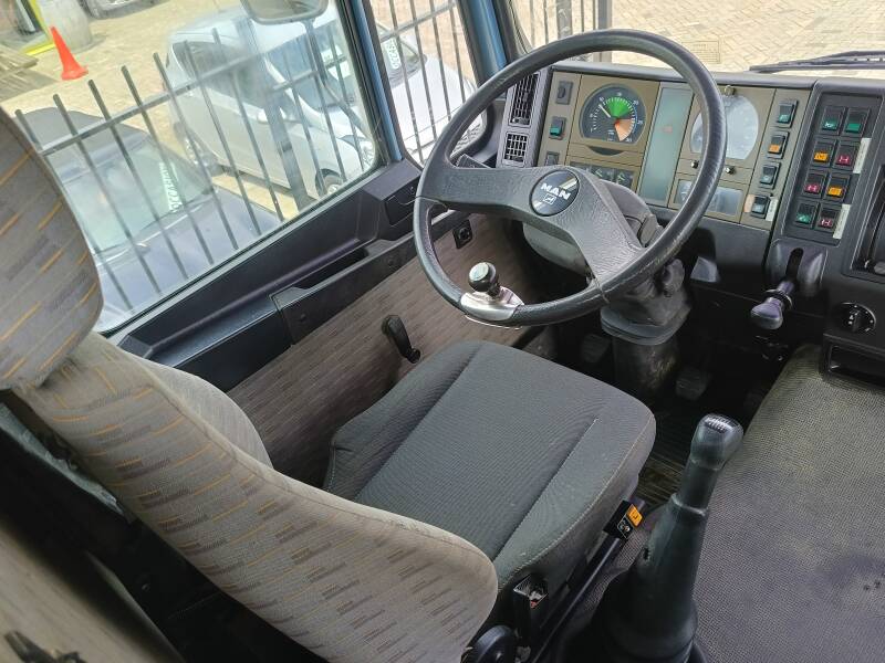 1995,MAN 17.232 - 4X2 STANDARD TIPPER WITH CRANE TRUCK - Image 2