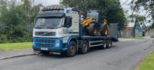 2003 Volvo FM12 380hp, 8×4 Flatbed/Lowbed with ramps, RHD – imara na tayari kwa kazi kubwa