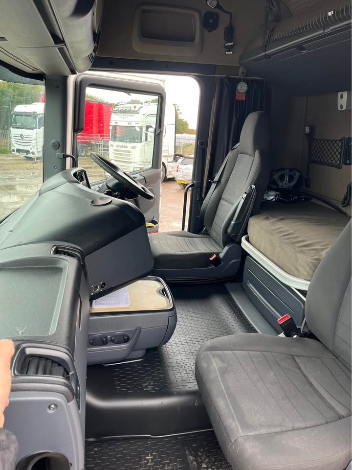 2016, SCANIA R450, 6X2 MIDLIFT HIGHLINE TRACTOR UNIT - BEI BANDARINI DAR (Kabla ya Ushuru): TZS 65,000,000/= - Image 5