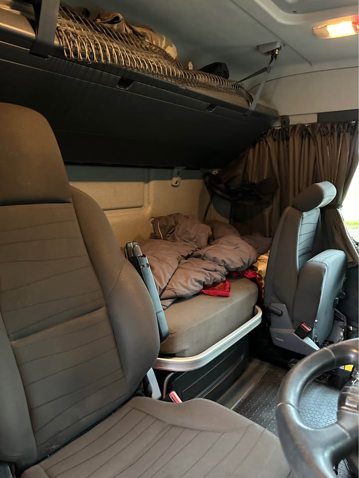 SCANIA R450 (2016) TRACTOR UNIT, LOW MILEAGE – BEI MPAKA BANDARINI DAR (Kabla ya Ushuru): TZS 105,000,000/= - Image 4