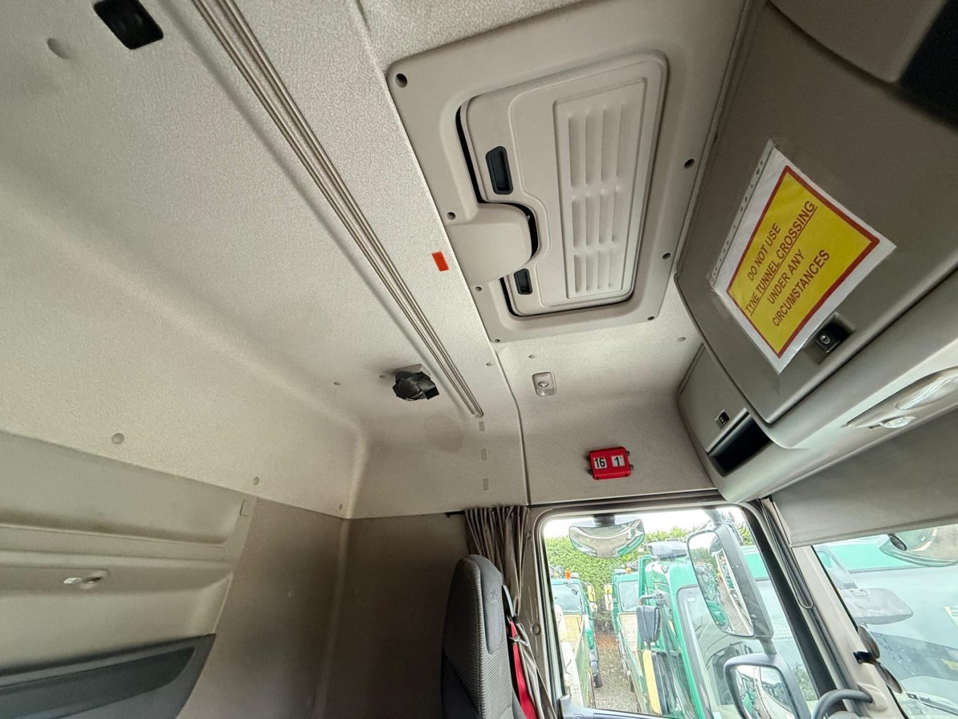 DAF XF 460 (2017) - 460 HP EURO 6 - AUTOMATIC - MID LIFT TWIN STEER - BEI MPAKA BANDARINI DAR (Kabla ya Ushuru): TZS 42,500,000/= - Image 6