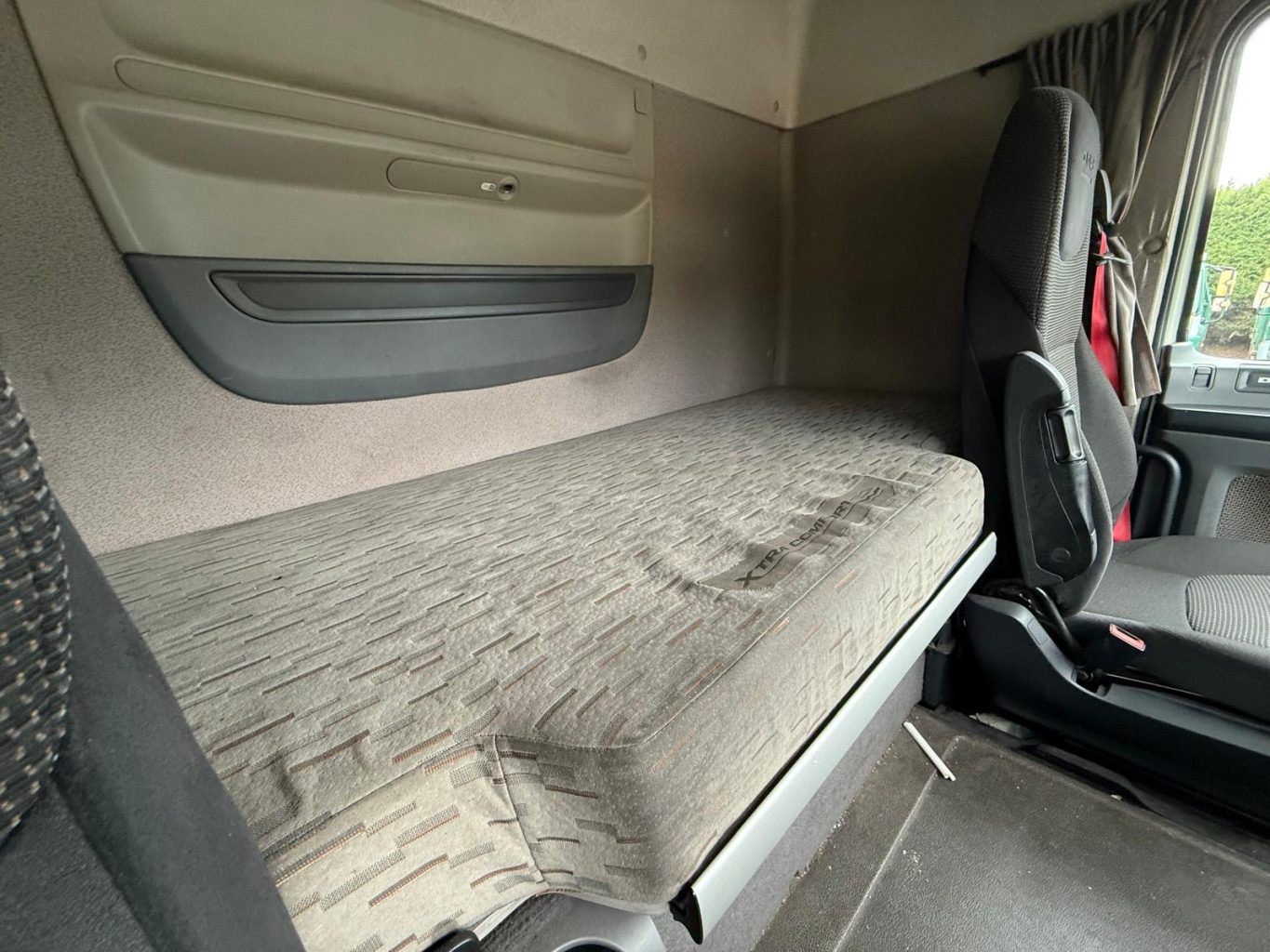 DAF XF 460 (2017) - 460 HP EURO 6 - AUTOMATIC - MID LIFT TWIN STEER - BEI MPAKA BANDARINI DAR (Kabla ya Ushuru): TZS 42,500,000/= - Image 5