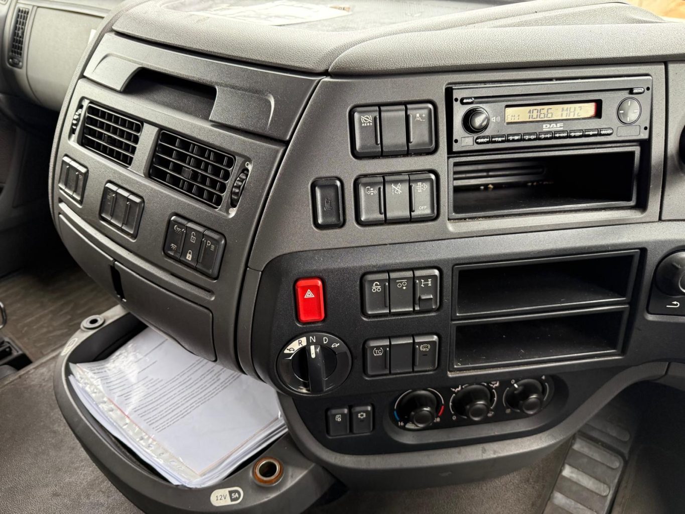 DAF XF 460 (2017) - 460 HP EURO 6 - AUTOMATIC - MID LIFT TWIN STEER - BEI MPAKA BANDARINI DAR (Kabla ya Ushuru): TZS 42,500,000/= - Image 3