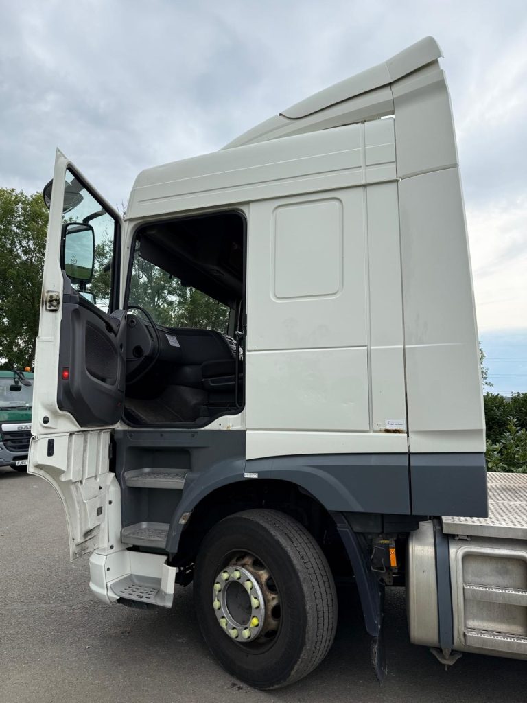 DAF XF 460 (2017) - 460 HP EURO 6 - AUTOMATIC - MID LIFT TWIN STEER - BEI MPAKA BANDARINI DAR (Kabla ya Ushuru): TZS 42,500,000/= - Image 13