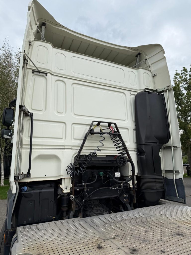 DAF XF 460 (2017) - 460 HP EURO 6 - AUTOMATIC - MID LIFT TWIN STEER - BEI MPAKA BANDARINI DAR (Kabla ya Ushuru): TZS 42,500,000/= - Image 11