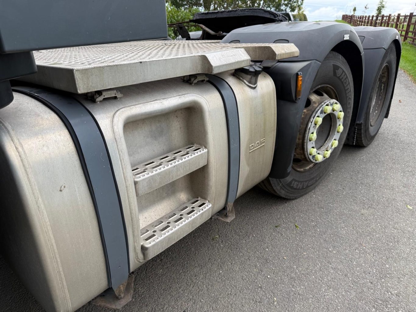 DAF XF 460 (2017) - 460 HP EURO 6 - AUTOMATIC - MID LIFT TWIN STEER - BEI MPAKA BANDARINI DAR (Kabla ya Ushuru): TZS 42,500,000/= - Image 10