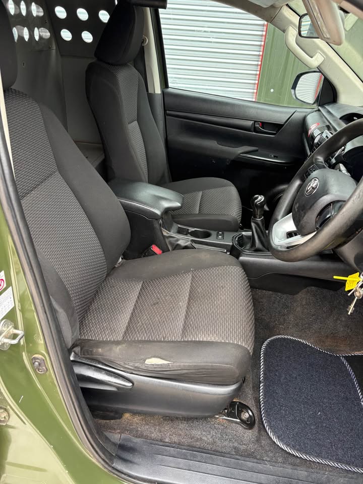 TOYOTA HILUX DOUBLE CAB PICKUP (2017) 4WD, HUNTING SPECS - BEI MPAKA BANDARINI DAR (Kabla ya Ushuru) : TZS 45,000,000/= - Image 10