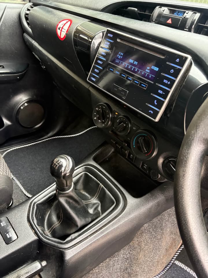 TOYOTA HILUX DOUBLE CAB PICKUP (2017) 4WD, HUNTING SPECS - BEI MPAKA BANDARINI DAR (Kabla ya Ushuru) : TZS 45,000,000/= - Image 7