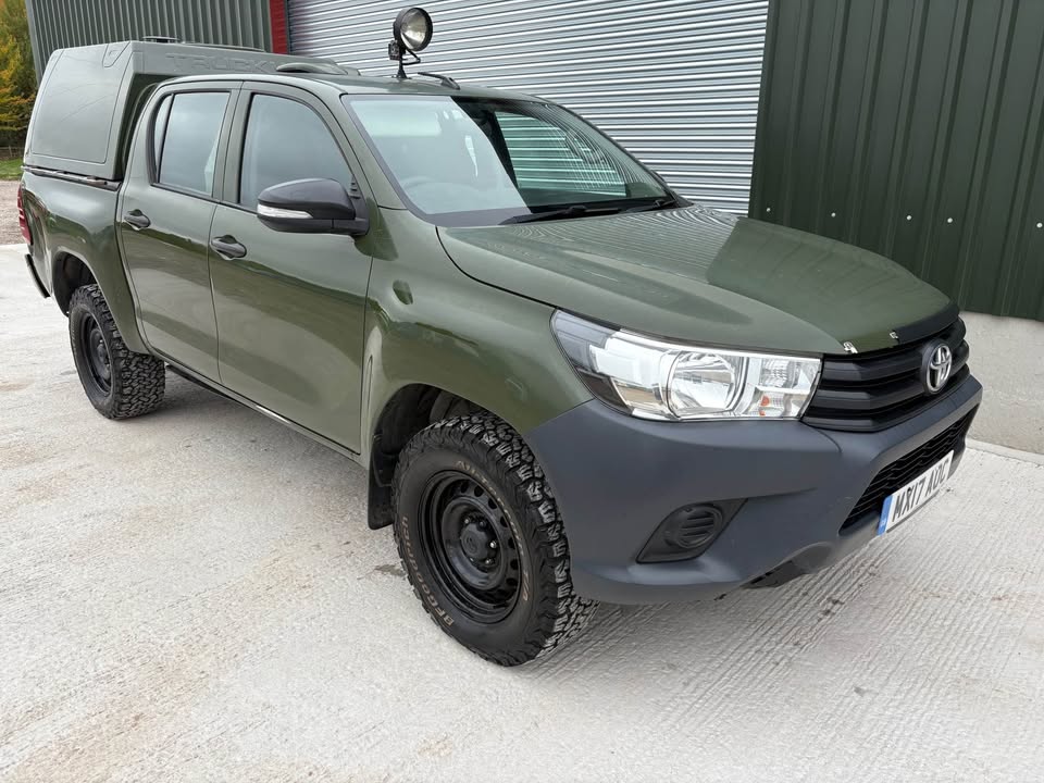 TOYOTA HILUX DOUBLE CAB PICKUP (2017) 4WD, HUNTING SPECS - BEI MPAKA BANDARINI DAR (Kabla ya Ushuru) : TZS 45,000,000/= - Image 5