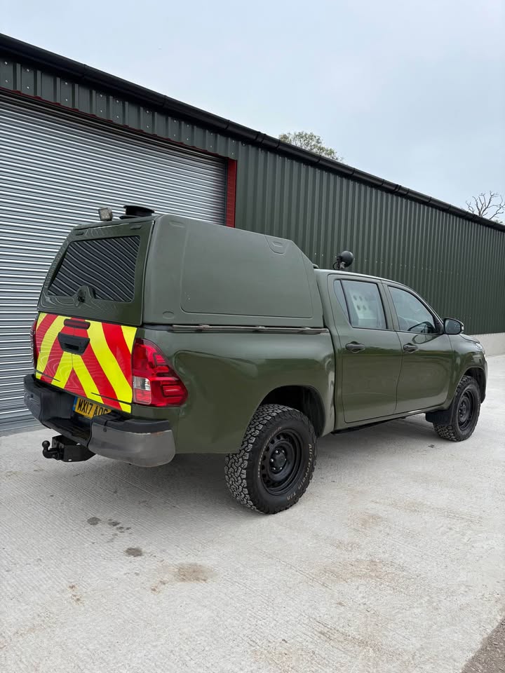 TOYOTA HILUX DOUBLE CAB PICKUP (2017) 4WD, HUNTING SPECS - BEI MPAKA BANDARINI DAR (Kabla ya Ushuru) : TZS 45,000,000/= - Image 4