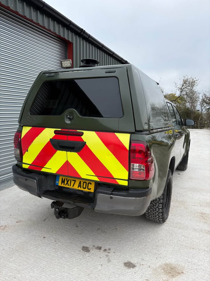 TOYOTA HILUX DOUBLE CAB PICKUP (2017) 4WD, HUNTING SPECS - BEI MPAKA BANDARINI DAR (Kabla ya Ushuru) : TZS 45,000,000/= - Image 3