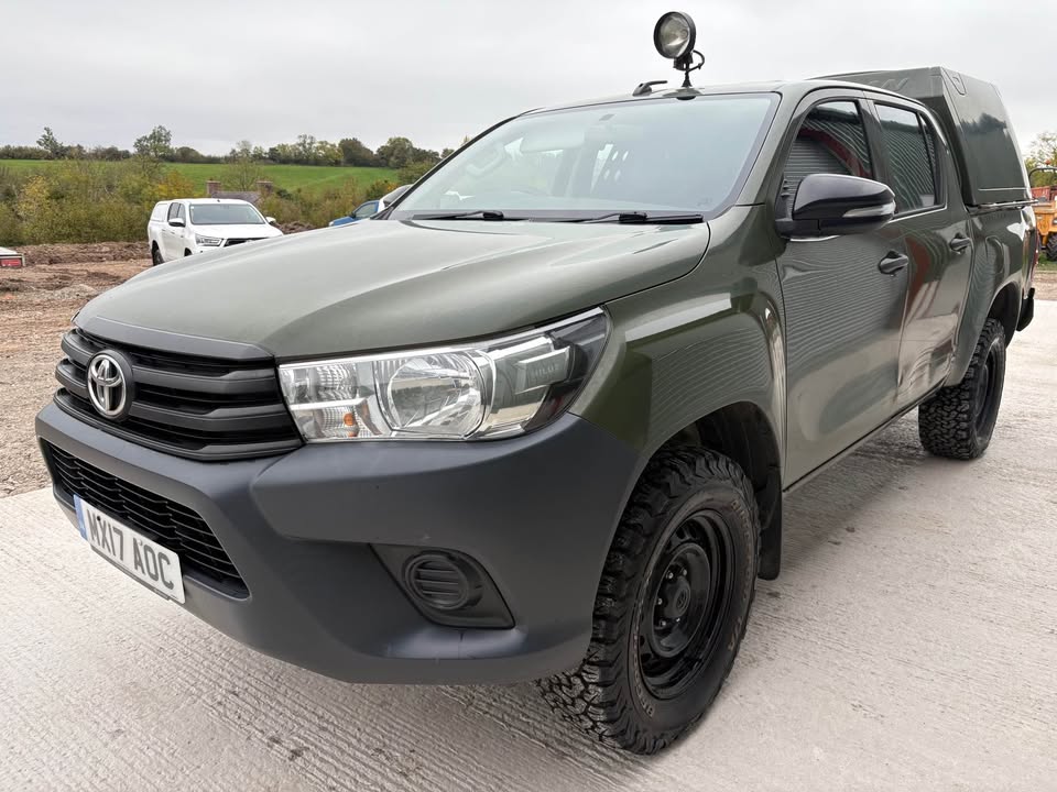 TOYOTA HILUX DOUBLE CAB PICKUP (2017) 4WD, HUNTING SPECS - BEI MPAKA BANDARINI DAR (Kabla ya Ushuru) : TZS 45,000,000/=